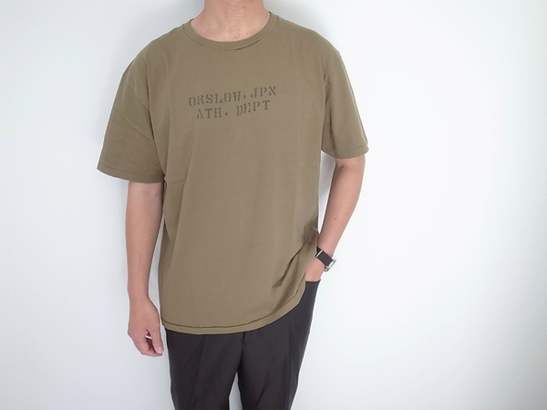 Orsow T-SHIRT JPN A.D PRINT ARMY GREEN(オアスロウ)