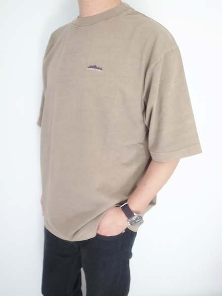 THOUSAND MILE PIGMENT EMBROIDERY H/S TEE BEIGE