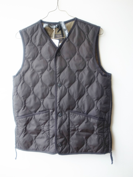 TAION  VNECK BUTTON VEST BLACK