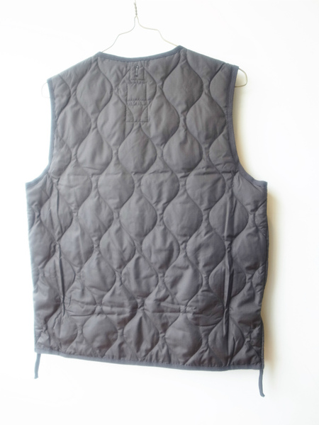 TAION  VNECK BUTTON VEST BLACK