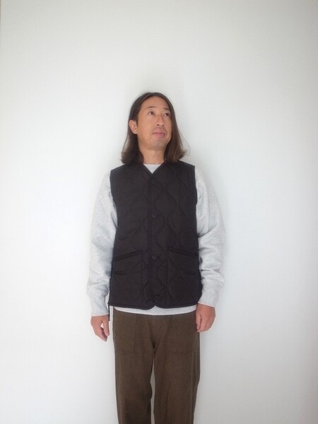 TAION  VNECK BUTTON VEST BLACK
