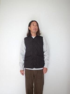 TAION  VNECK BUTTON VEST BLACK