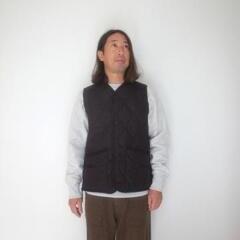 TAION  VNECK BUTTON VEST BLACK