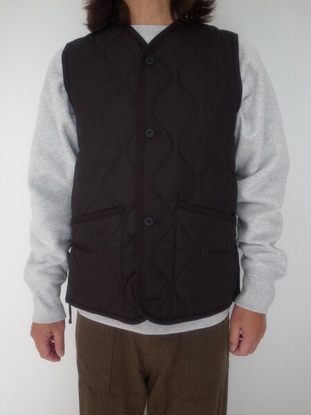 TAION  VNECK BUTTON VEST BLACK