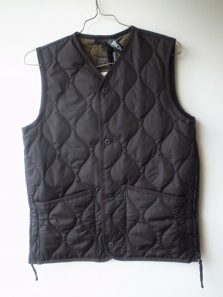 TAION  VNECK BUTTON VEST BLACK