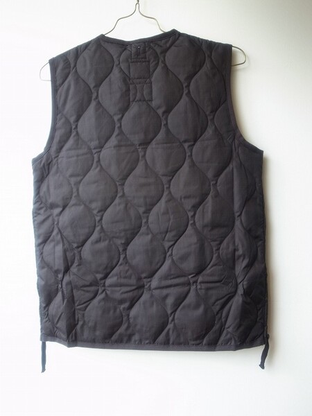 TAION  VNECK BUTTON VEST BLACK