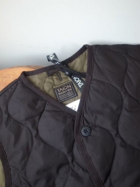 TAION  VNECK BUTTON VEST BLACK